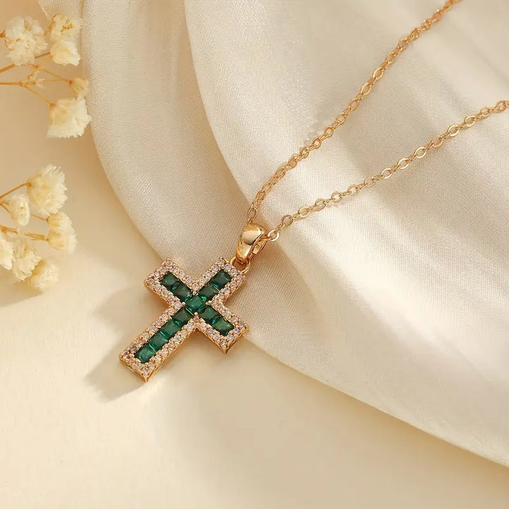Colar com Pendente Cruz de Esmeralda Solene | Ouro