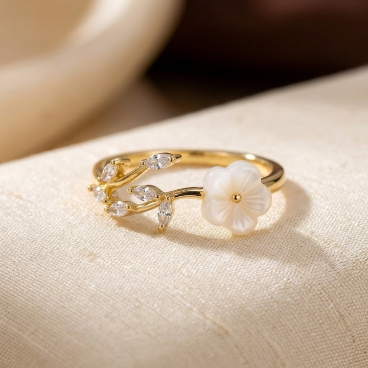 Anel Aberto em Ouro com Flores e Folhas