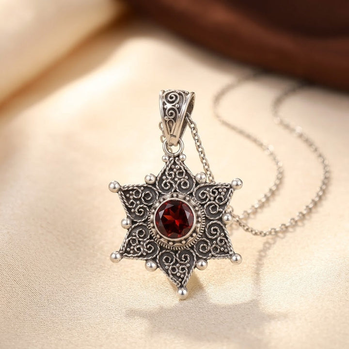 Colar com Pendente de Estrela de Rubi Prateado