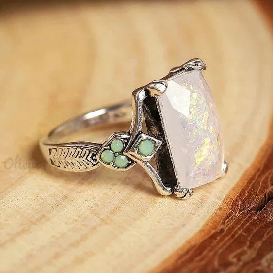 Anel de Prata com Opala Branca Vintage