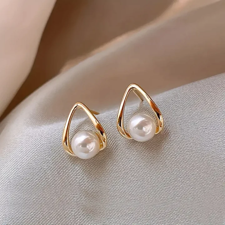 Brincos de Pérola em Triângulo Oco Elegantes