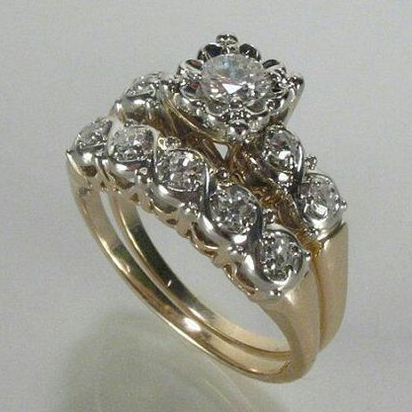Anel Dourado Vintage com Brilho