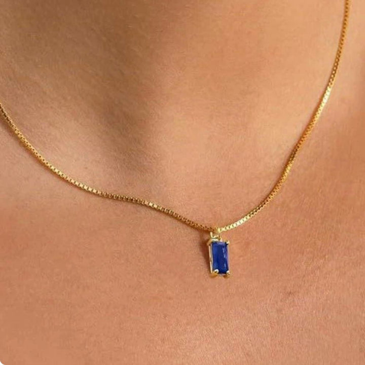 Colar Minimalista com Pendente de Safira
