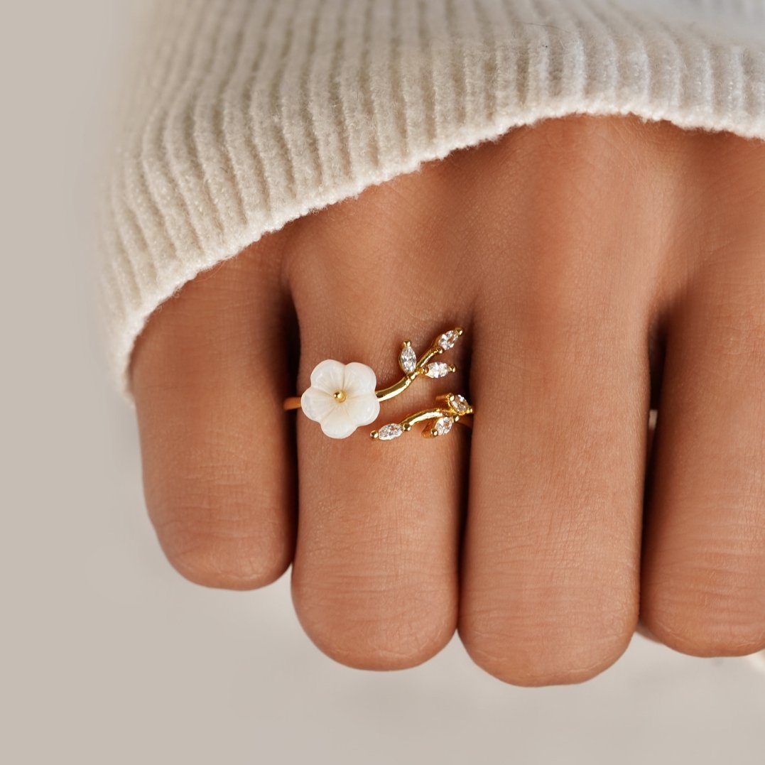 Anel Aberto Dourado com Flores e Folhas