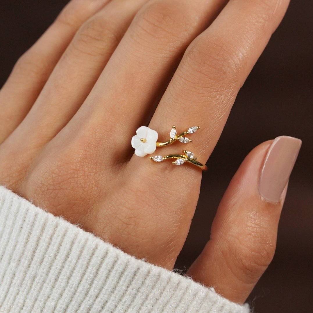 Anel Aberto em Ouro com Flores e Folhas